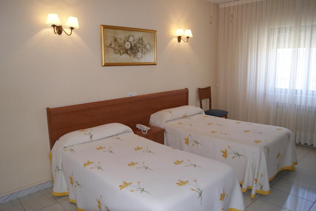 Hotel Alameda Alba De Tormes Bagian luar foto